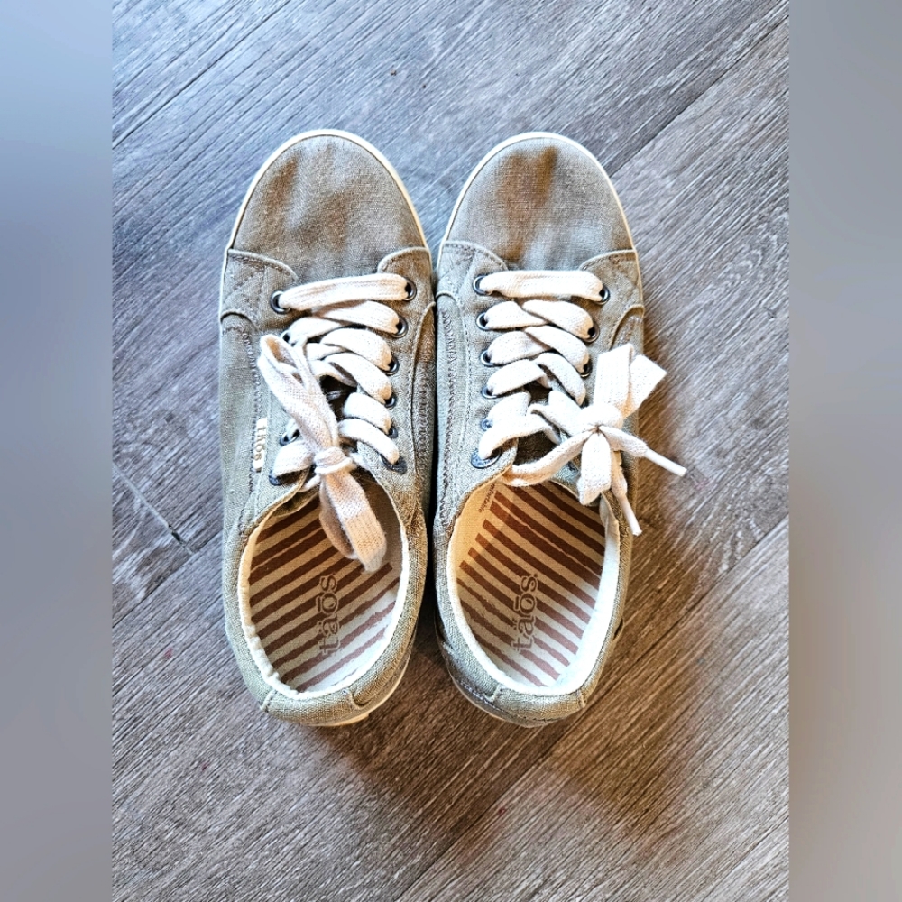 TAOS women's star sneaker size 8